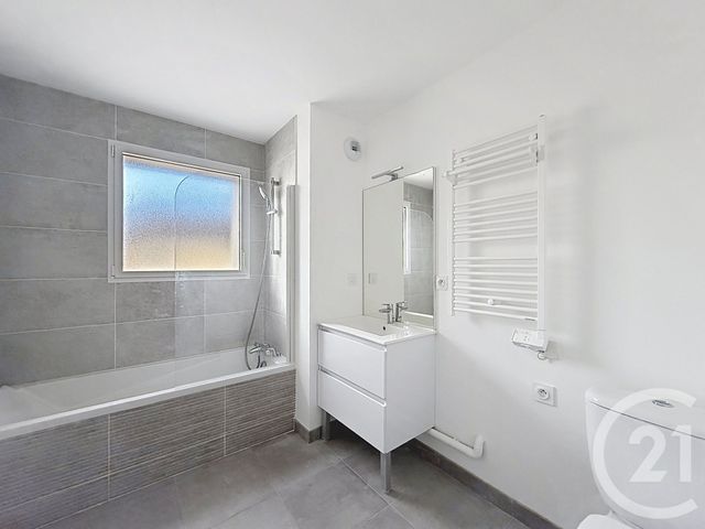 Appartement T3 à vendre - 3 pièces - 70.4 m2 - ST JACQUES DE LA LANDE - 35 - BRETAGNE - Century 21 Dréano Immobilier